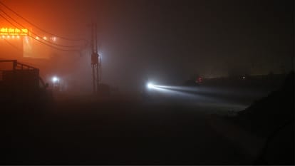 Varanasi Weather Update densest fog of season night also very cold and road not visible even 25 meters ahead