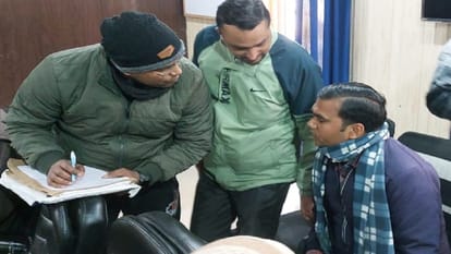 Bijnor: Accountant caught red-handed taking bribe of five thousand rupees