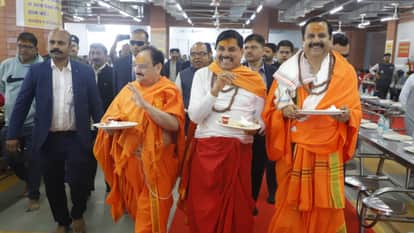 Ujjain: CM and Union Minister take prasad with devotees at Mahakal Ann Kshetra, spread message of cleanliness