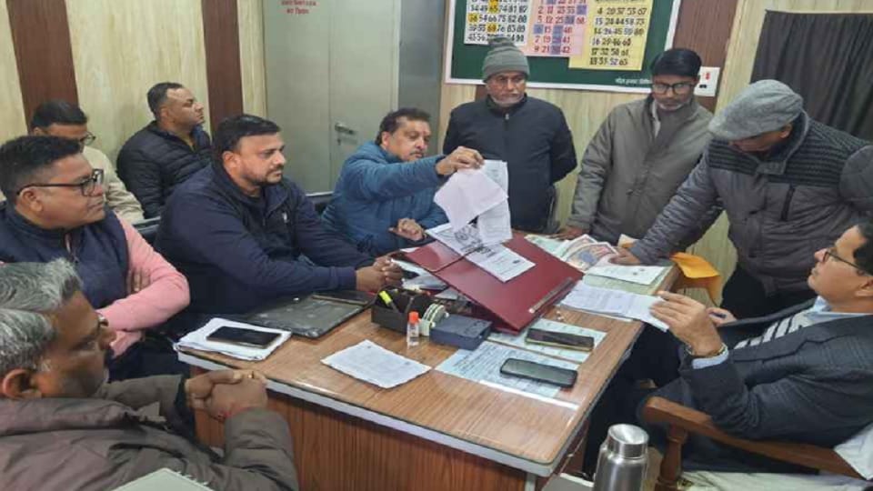 Meerut: Ruckus in Municipal Corporation over house tax, BJP councilors created ruckus by alleging corruption.