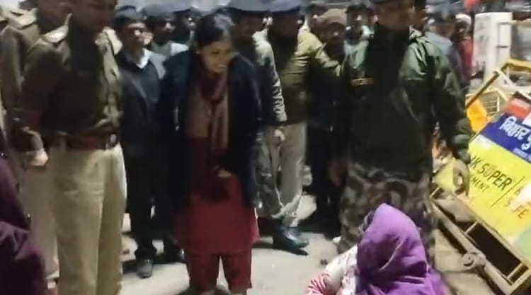 Bihar News: सासाराम में जाम की समस्या को लेकर सड़क पर उतरे डीएम-एसपी, प्रमुख मार्गों का किया निरीक्षण