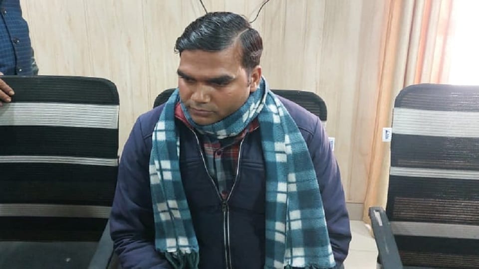 Bijnor: Accountant caught red-handed taking bribe of five thousand rupees