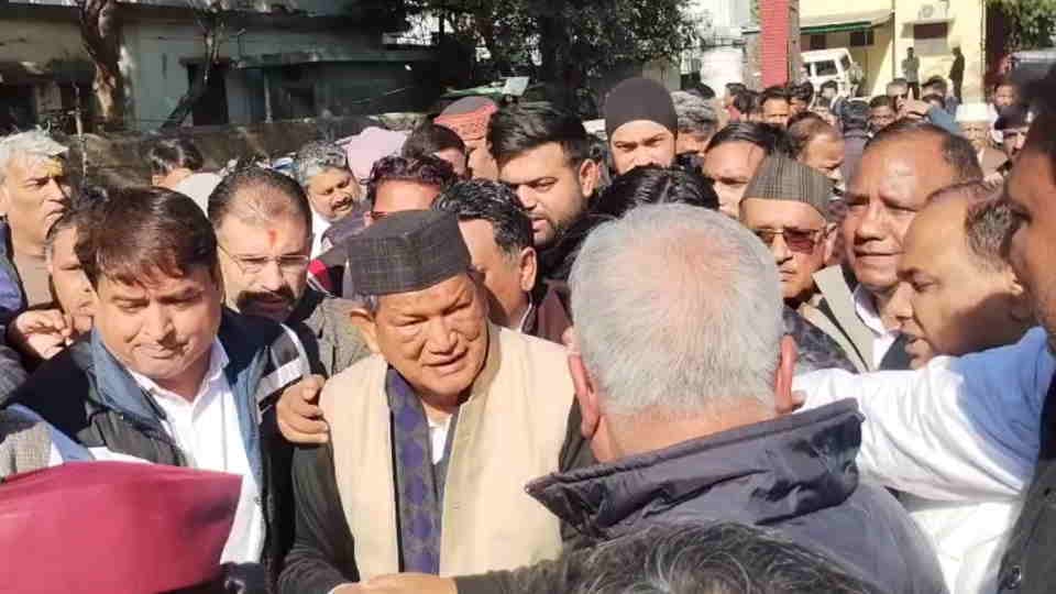 Uttarakhand Controversy over video reel Former CM Harish Rawat protests against BJP, reaches police station to