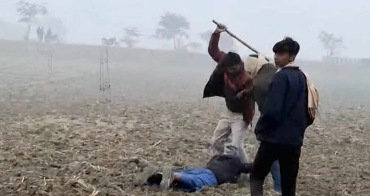 Bihar News: भू-माफियाओं का आतंक, पिता-पुत्र की बेरहमी से पिटाई, वीडियो हुआ  वायरल