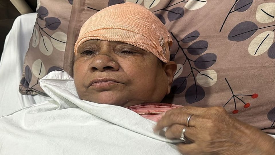 Moradabad: An out-of-control bull attacked a woman in Pakbara, leaving her seriously injured