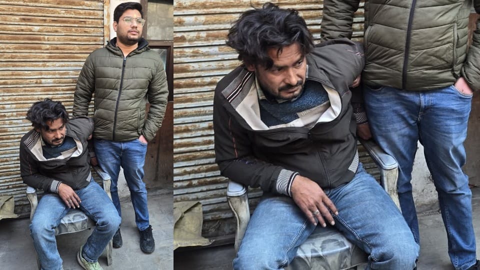 दुकानदार ने पकड़ा शातिर चोर।