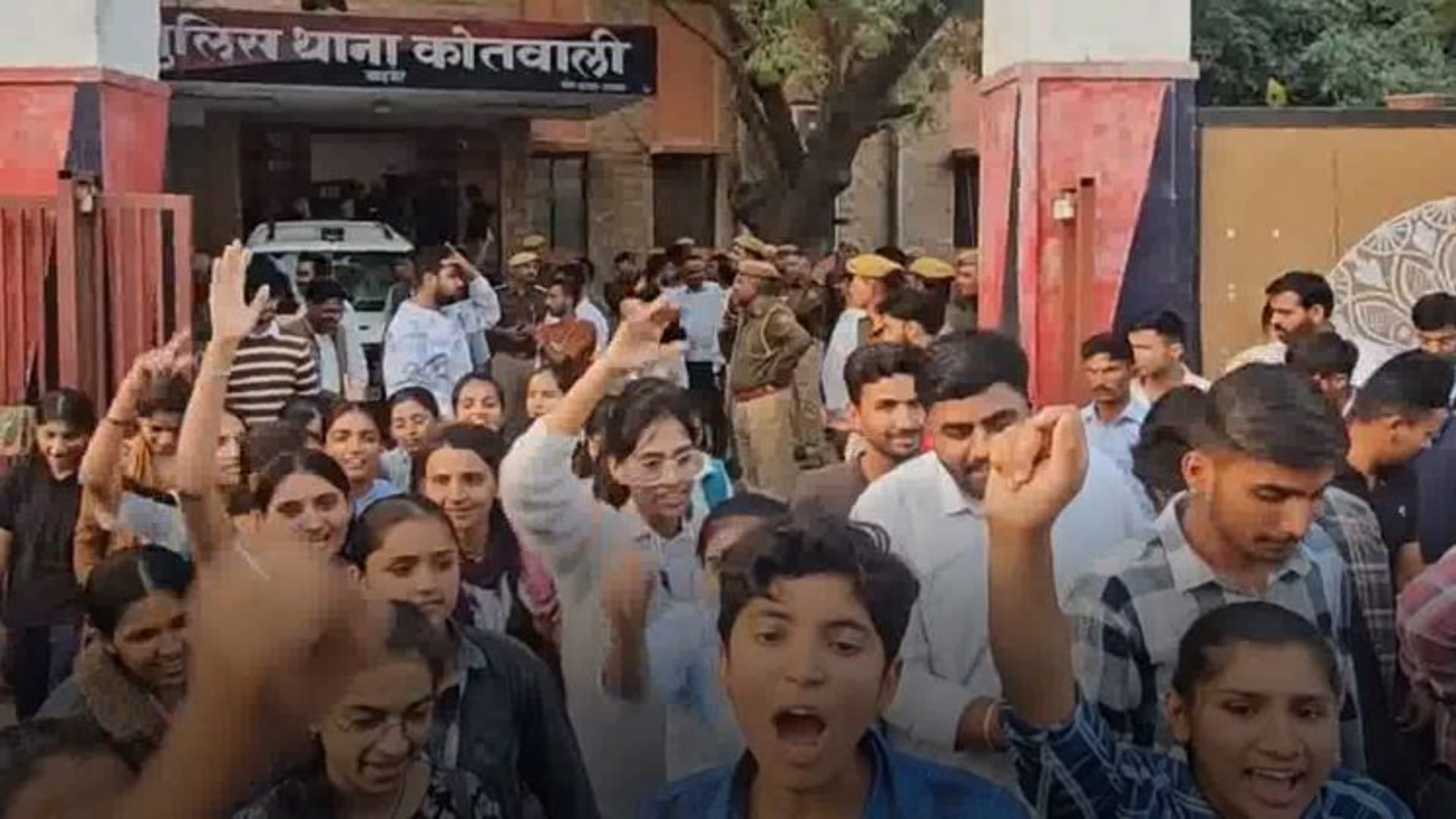 एबीवीपी कार्यकर्ताओं को पुलिस ने माफी मांगकर छोड़ा