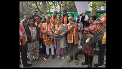 VHP protests Bangladeshi players will not be allowed to play in IPL if violence against Hindus does not stop