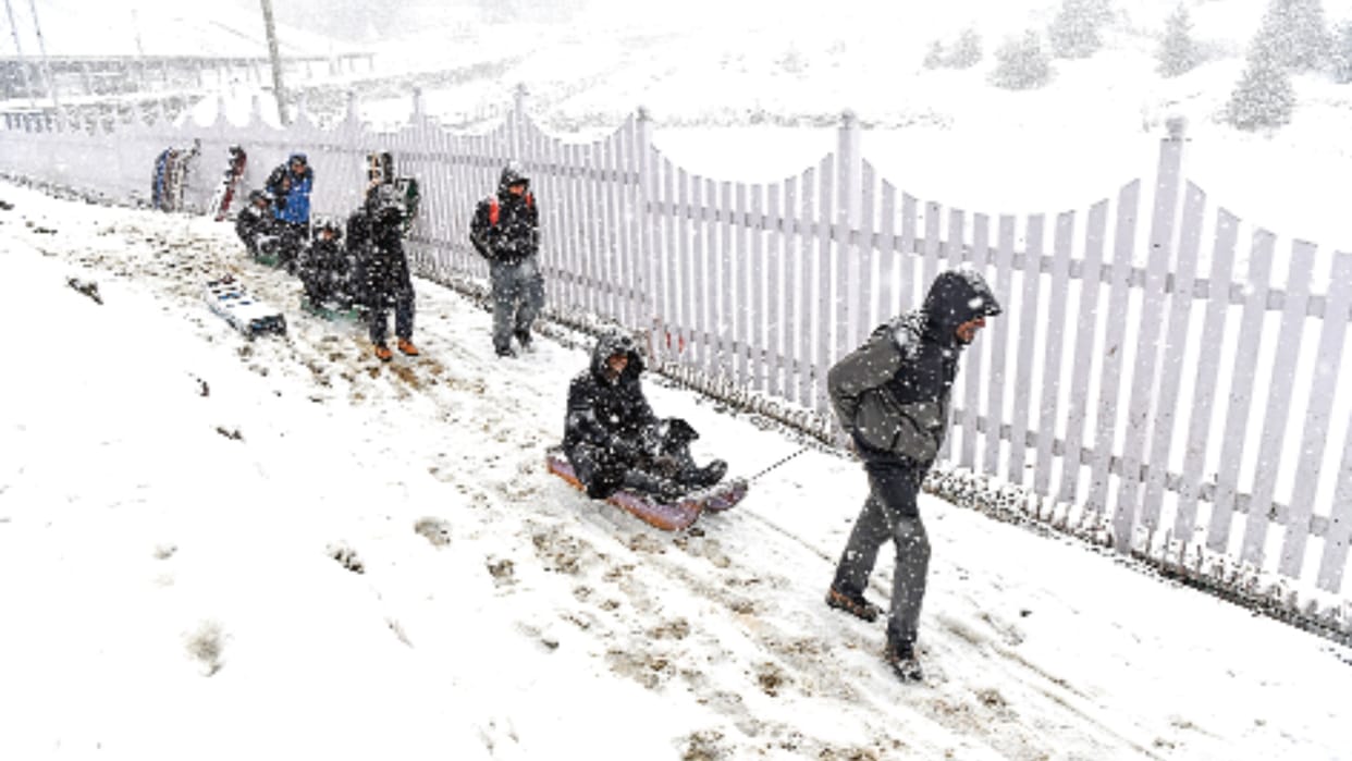 Weather Updates today IMD Fog rain snowfall cold for next five days from Kashmir to Uttarakhand Flights cancel