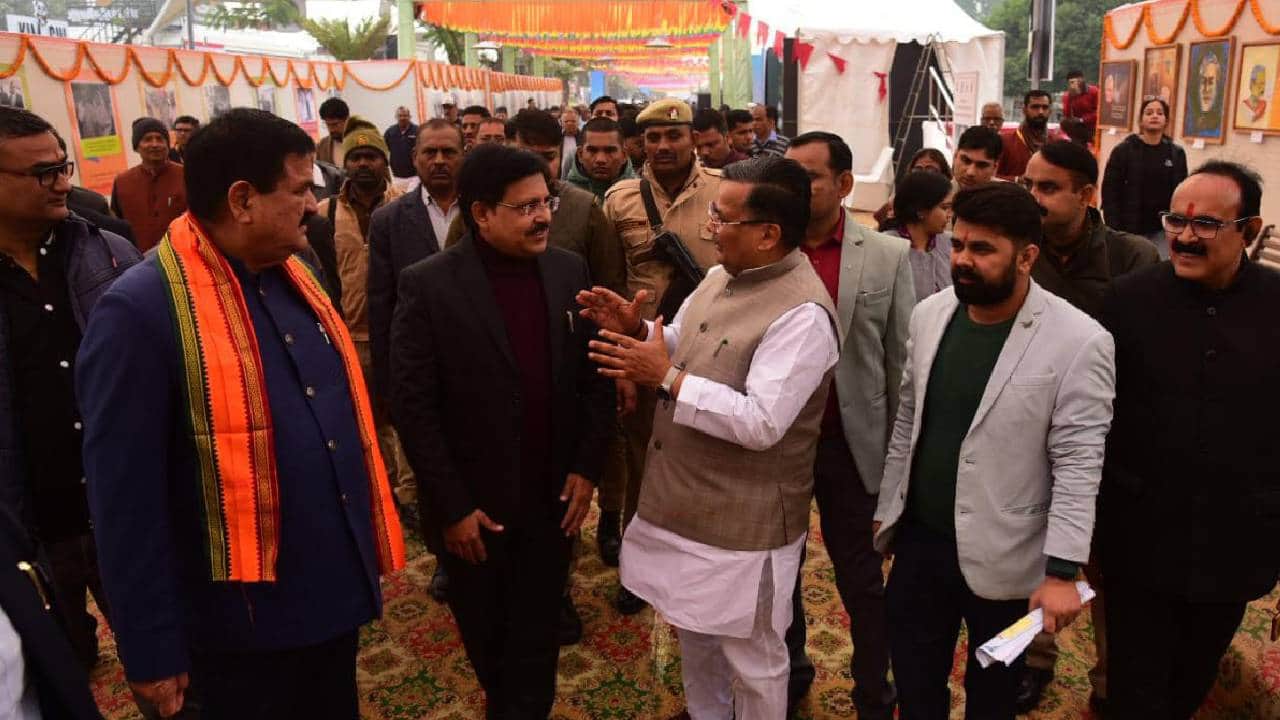 Amar Ujala Sangam-2025: Tourism Minister Jayveer Singh tasted pumpkin chips; 'Rajasthani-Kashmiri' dance perfo