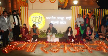दिल्ली भाजपा कार्यालय पर अटल के जन्मदिन की पूर्व संध्या पर दीप प्रज्ज्वलित