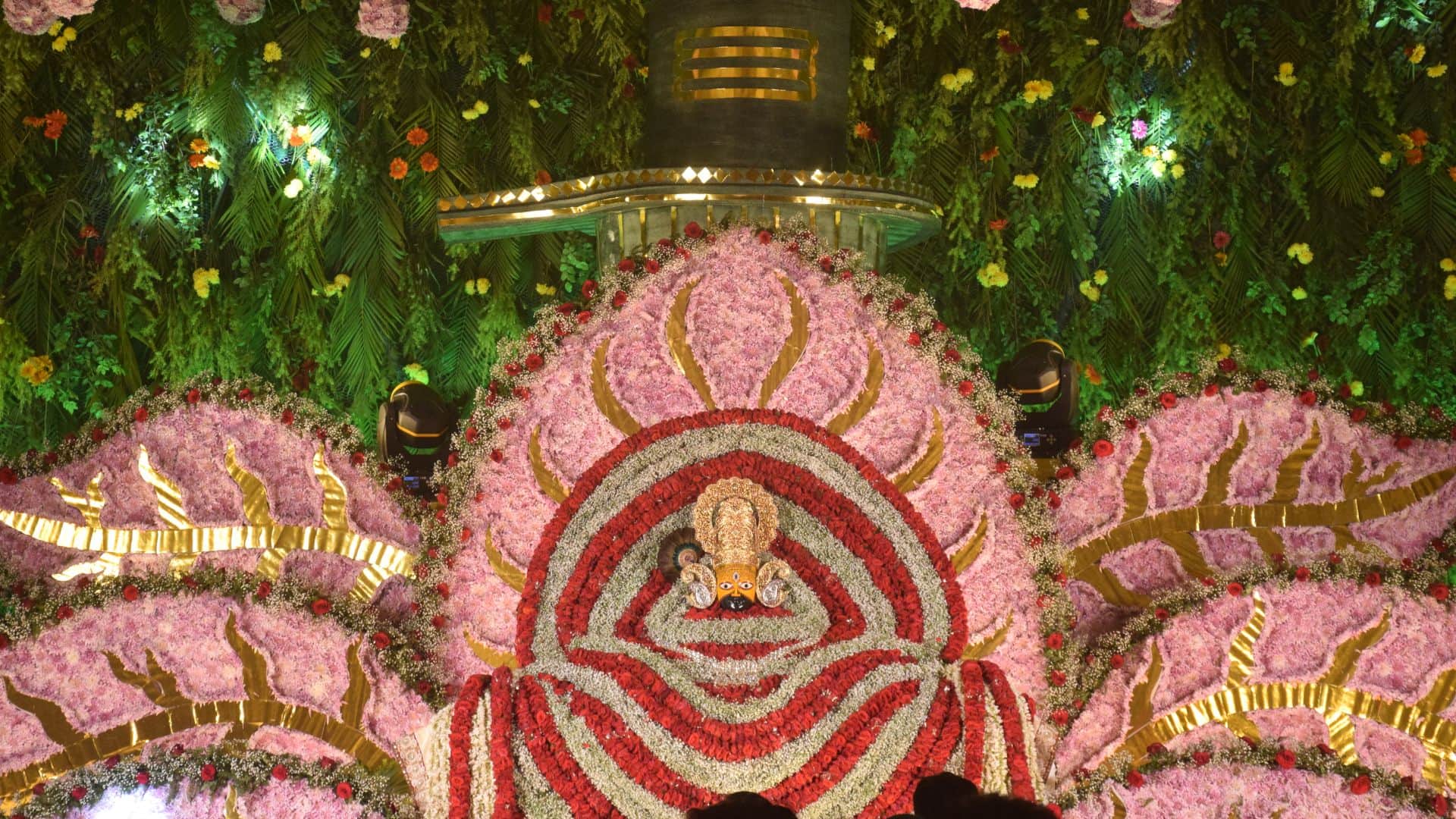 Khatu Shyam grand and divine tableau displayed at Kripa Mahotsav in Varanasi