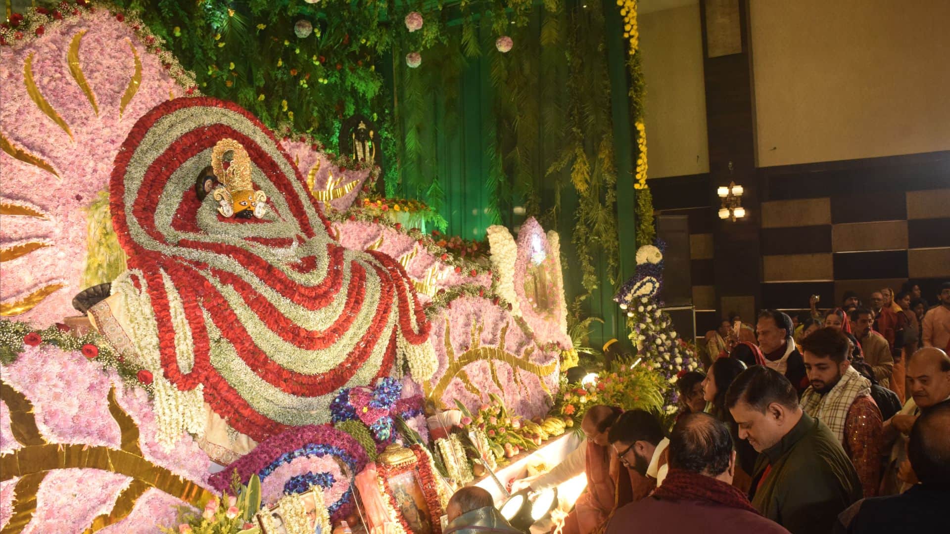 Khatu Shyam grand and divine tableau displayed at Kripa Mahotsav in Varanasi