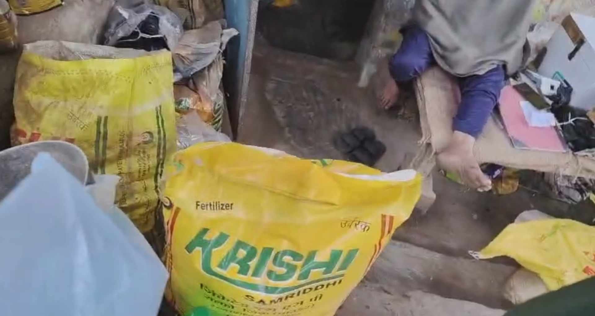 बाढ़ में खाद संकट गहराया