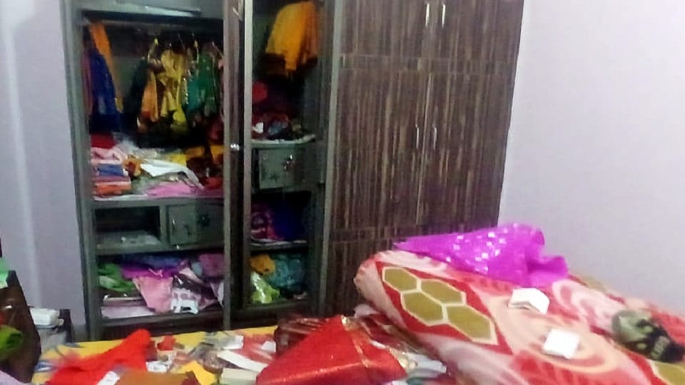 Saharanpur: 22 lakh stolen in a locked house in Deoband, consumed gutkha comfortably; Broken lock on neighbor'