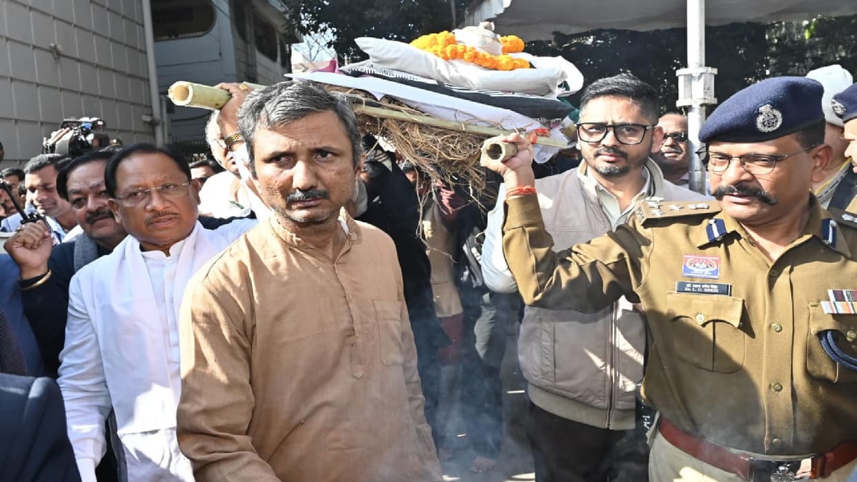 CG: CM Sai paid heartfelt tribute to renowned writer Vinod Kumar Shukla; he also shouldered the mortal remains
