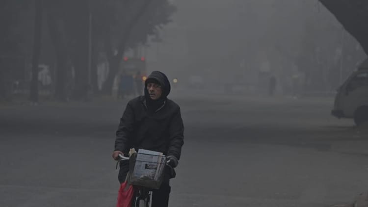 चंडीगढ़ में घनी धुंध:दृश्यता कम होने से वाहन चालक परेशान, ठिठुरते दिखे स्कूल-दफ्तर जाने वाले लोग – Dense Fog In Chandigarh Visibility