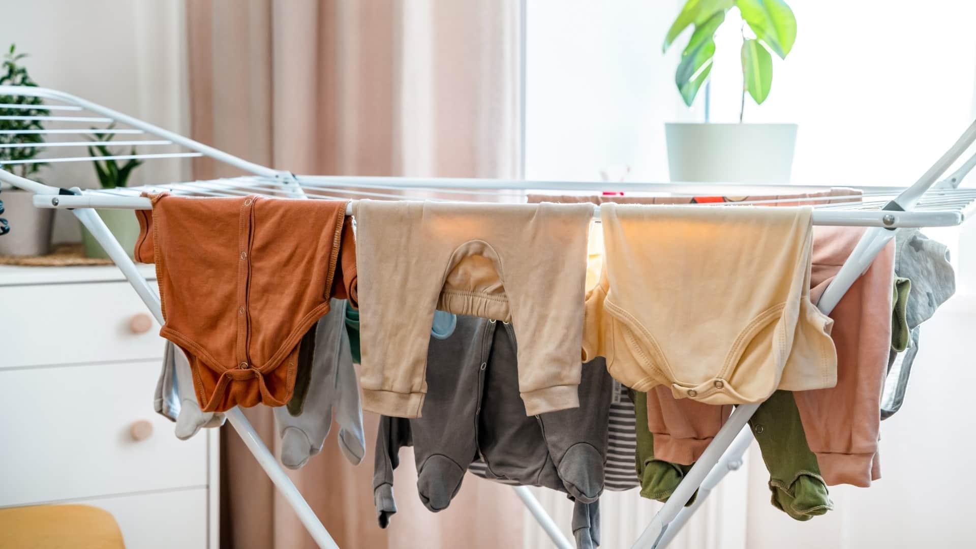 easy hacks to dry clothes in winter season bina dhoop ke kapde kaise sukhaye