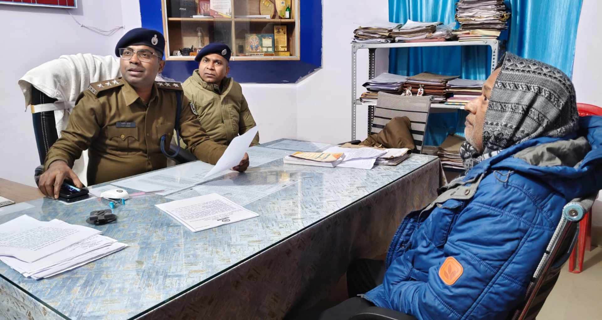 जांच करती पुलिस