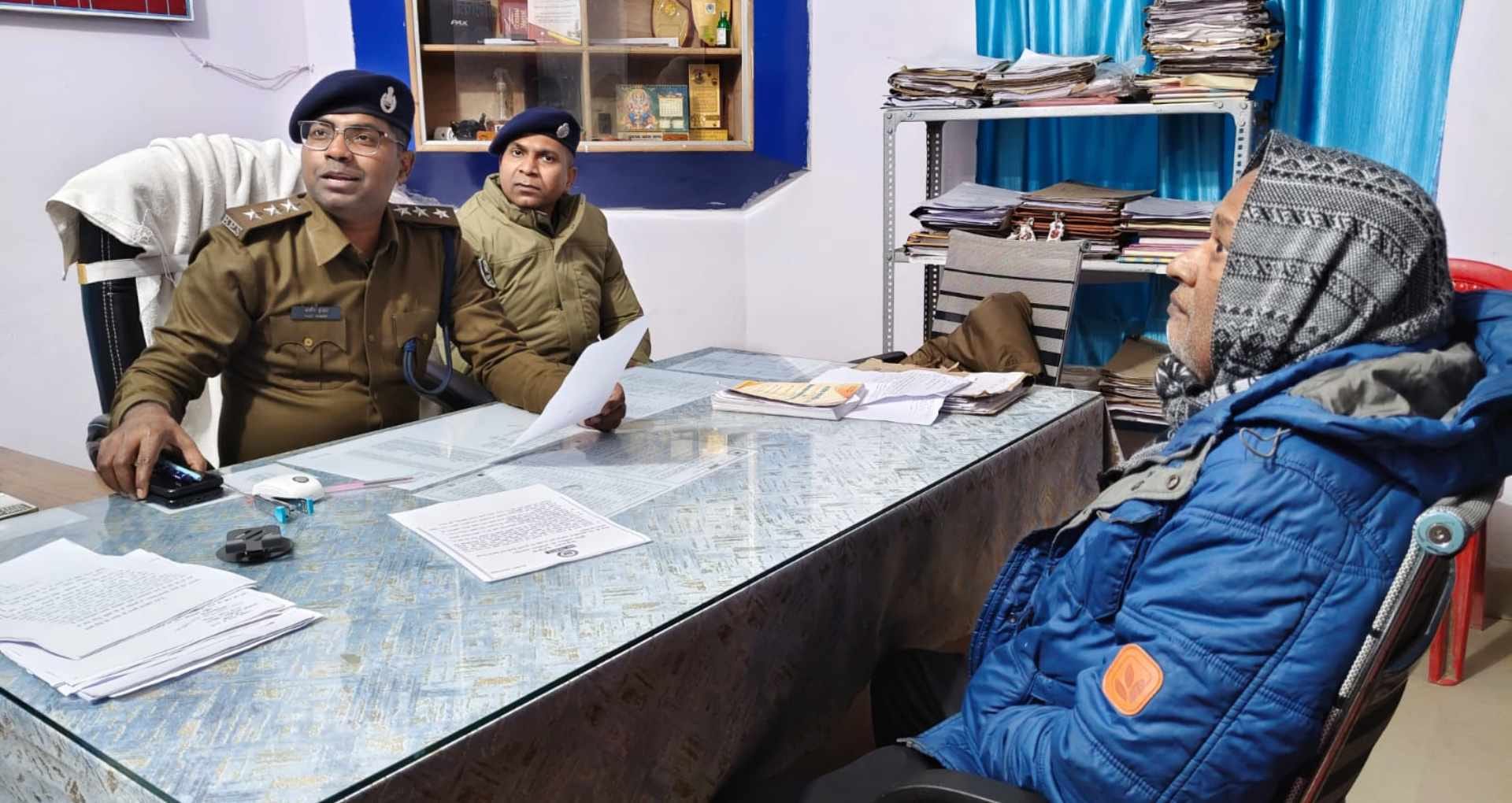 जांच करती पुलिस