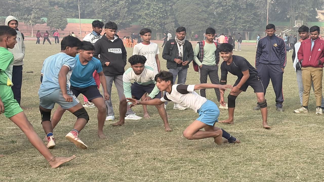 कबड्डी खेलते खिलाड़ी