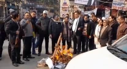 Kanpur Lawyers paraded an effigy of Mohammad Yunus in court premises burned effigy on DM gate