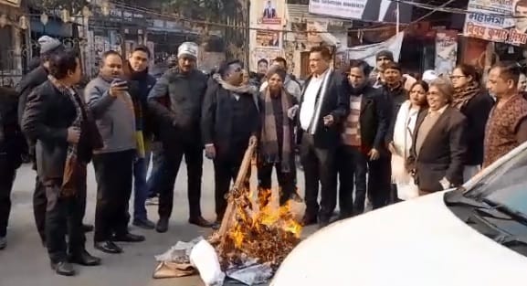 Kanpur Lawyers paraded an effigy of Mohammad Yunus in court premises burned effigy on DM gate