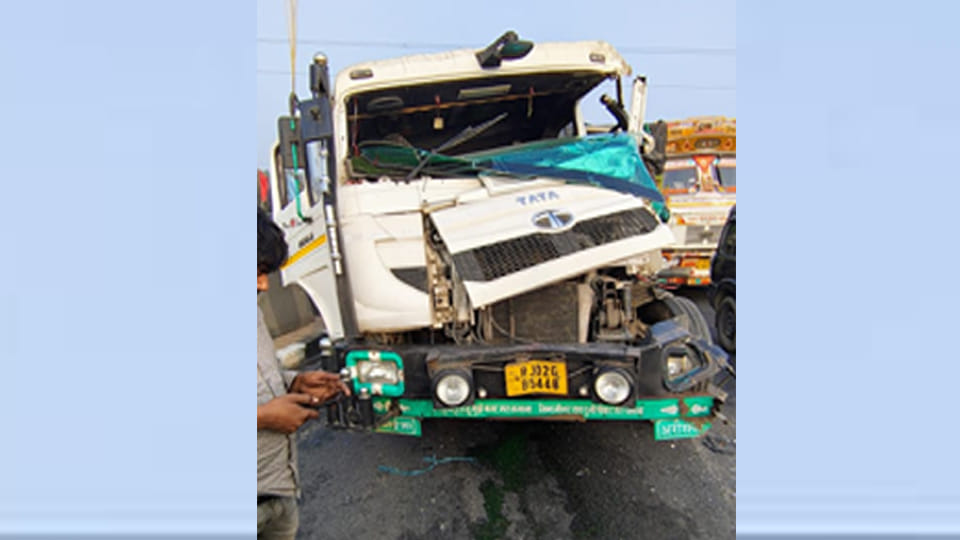 Kanpur: Container truck collides with another truck while overtaking, causing traffic jam on highway