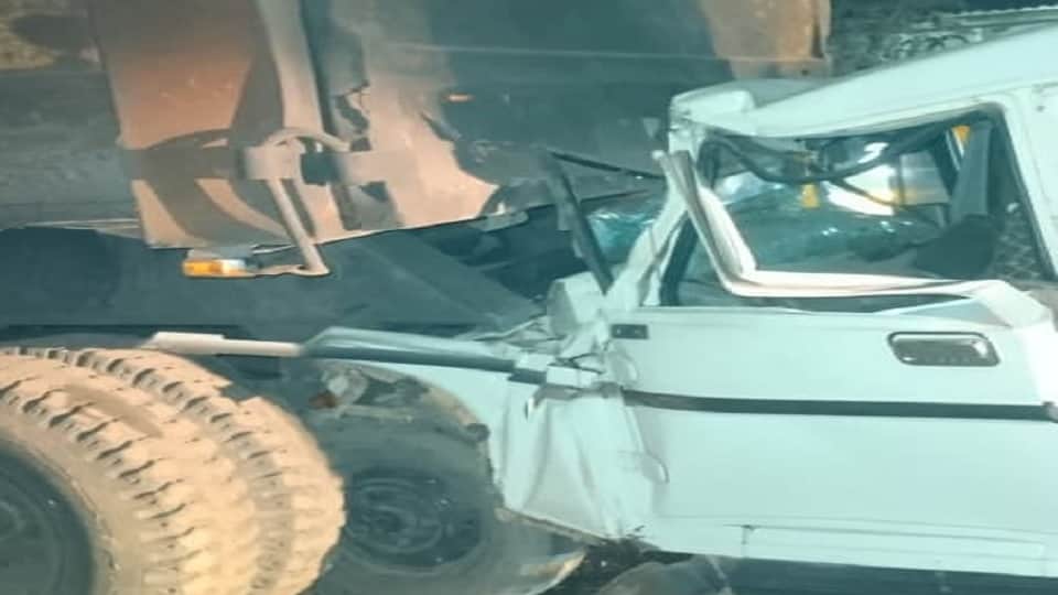 खड़े ट्रेलर से टकराई कार