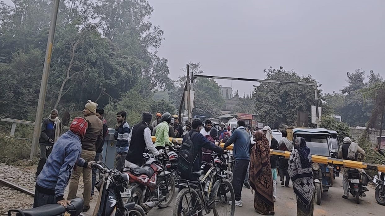 Loco pilot refuses to move train after duty hours are over, goods train remains stranded for about an hour