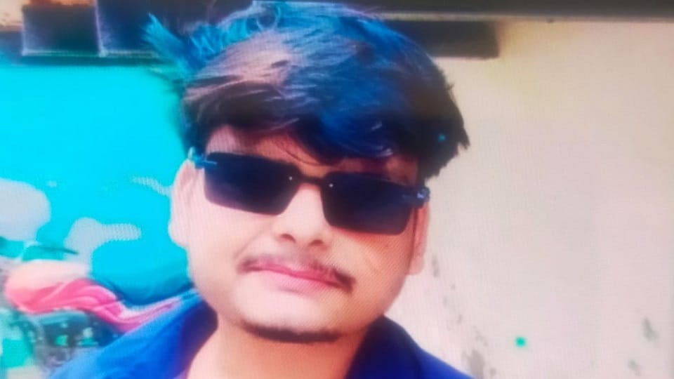 Sculptor Found Dead by Hanging in Workshop at Jagdishpura Agra