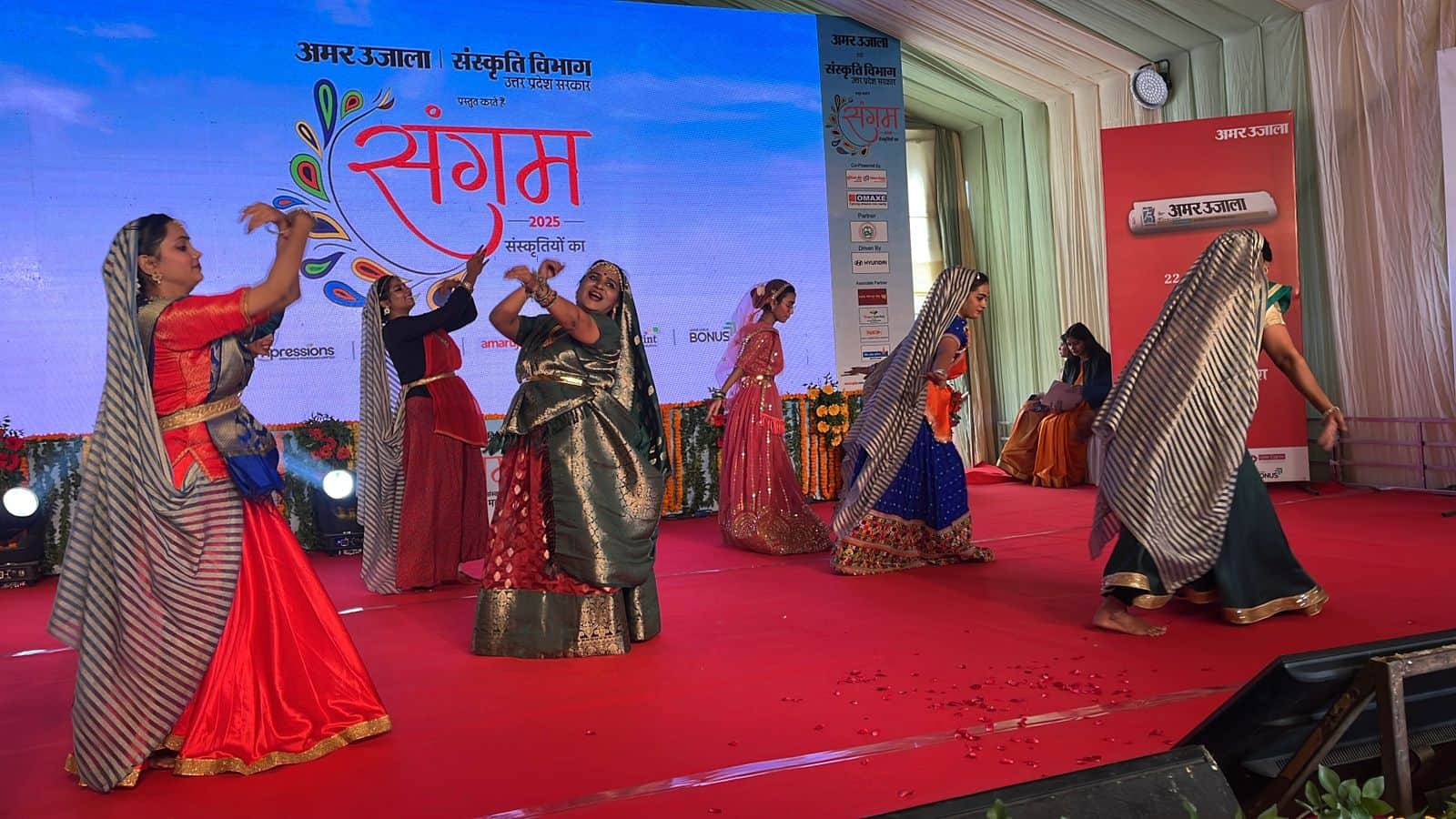 Amar Ujala Sangam-2025: Tourism Minister Jayveer Singh tasted pumpkin chips; 'Rajasthani-Kashmiri' dance perfo