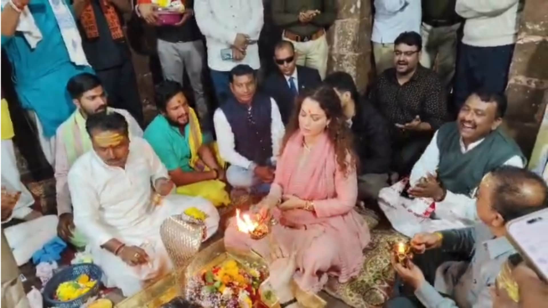 Kangana Ranaut arrives to visit Baba Omkareshwar