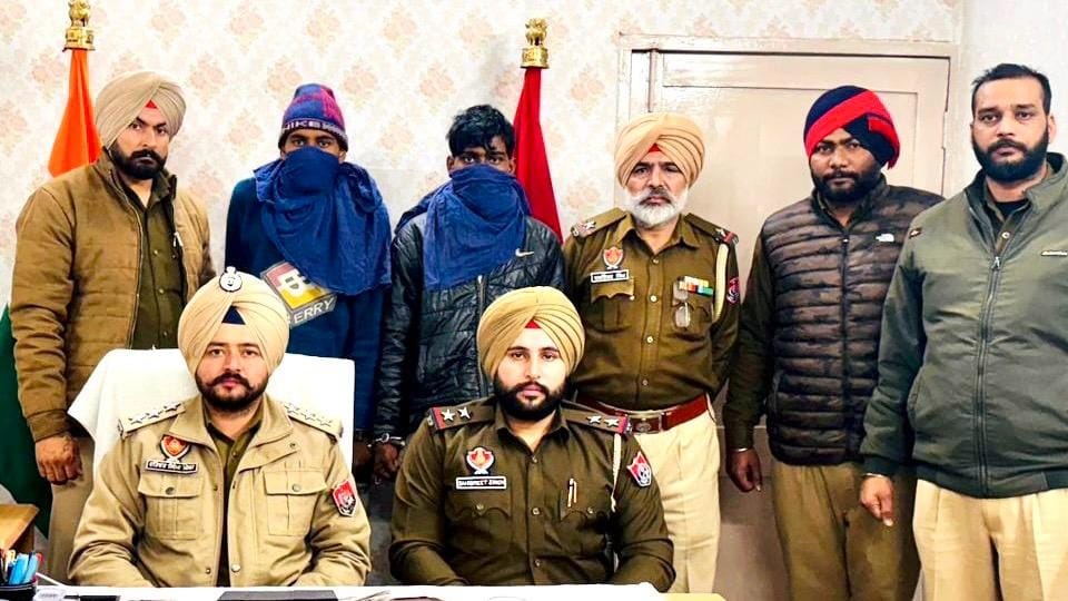 पुलिस हिरासत में दोनों आरोपी।