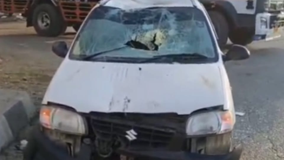 तोड़ी गई गाड़ी