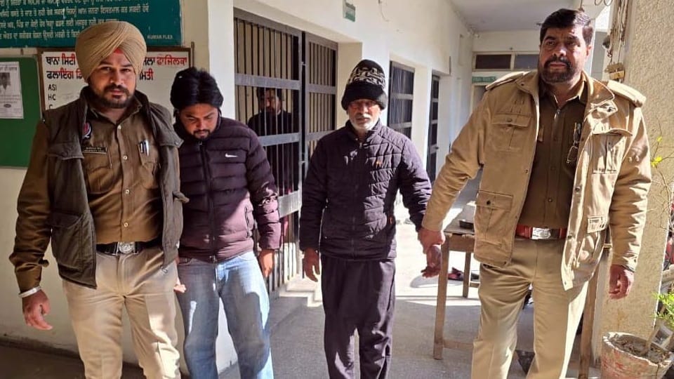 Father in law and son in law arrested with heroin and drug money in Abohar
