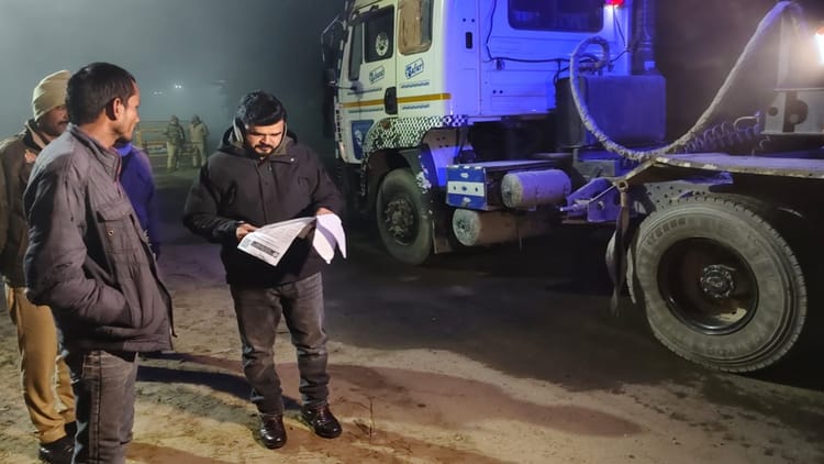 रामपुर में अवैध खनन: डीएम समेत 200 कर्मचारी सड़क पर उतरे... 2348 वाहन किए चेक, दो लोगों पर 15 लाख का जुर्माना