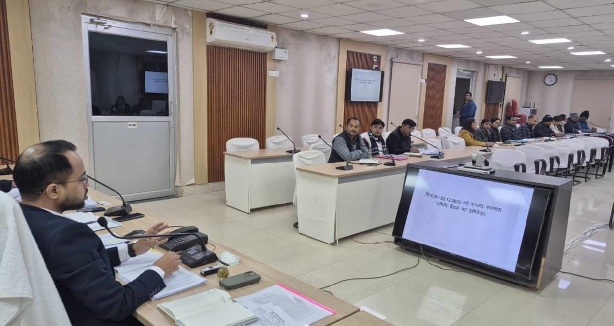 saran dm vaibhav srivastava orders revenue staff government building attendance pending mutation cases disposa