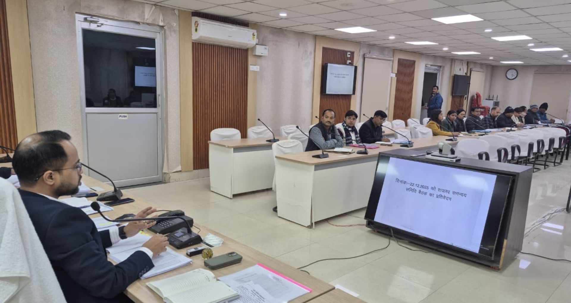 सारण के नवनियुक्त डीएम वैभव श्रीवास्तव ने राजस्व से संबंधित कार्यों की समीक्षा के दौरान अपनाया कड़ा