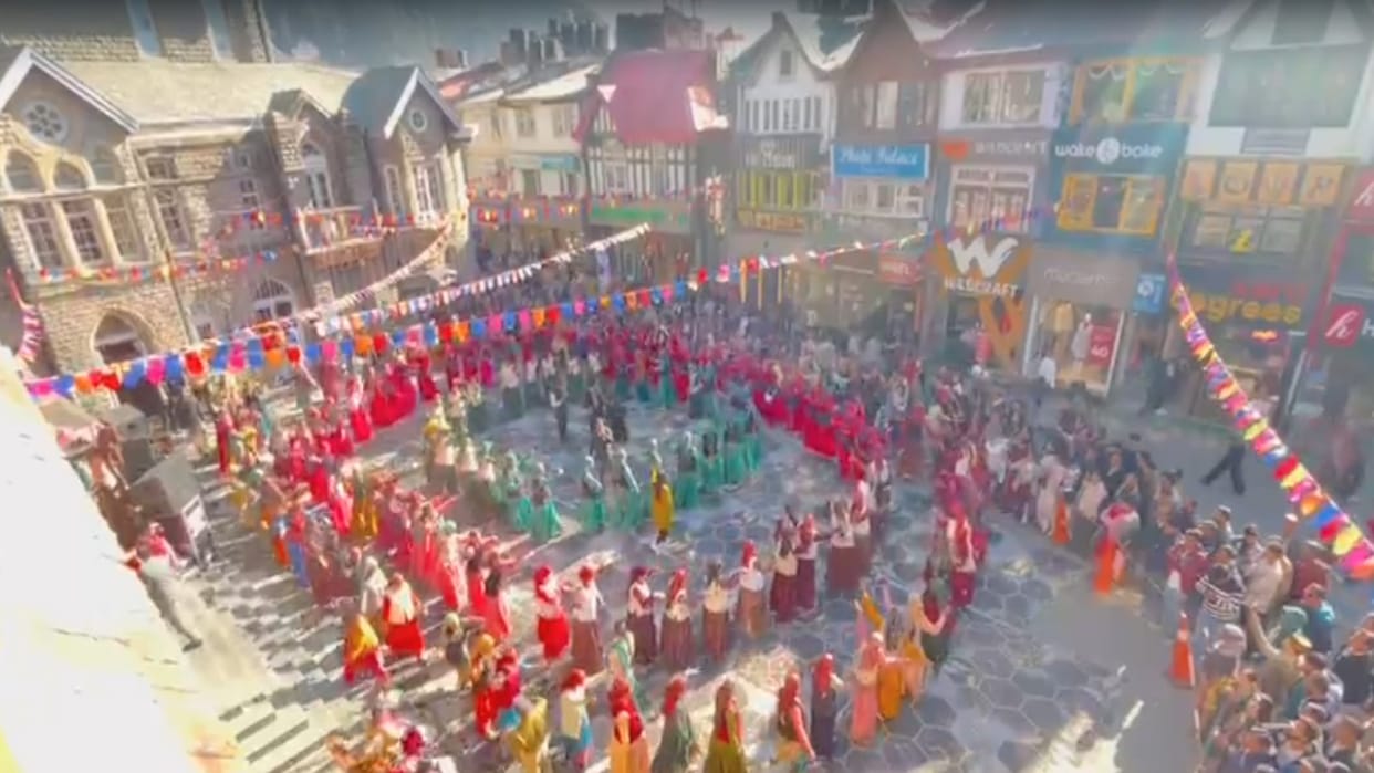 Shimla Winter Carnival begins: women danced together in the Mahanaati, cultural parade was also held