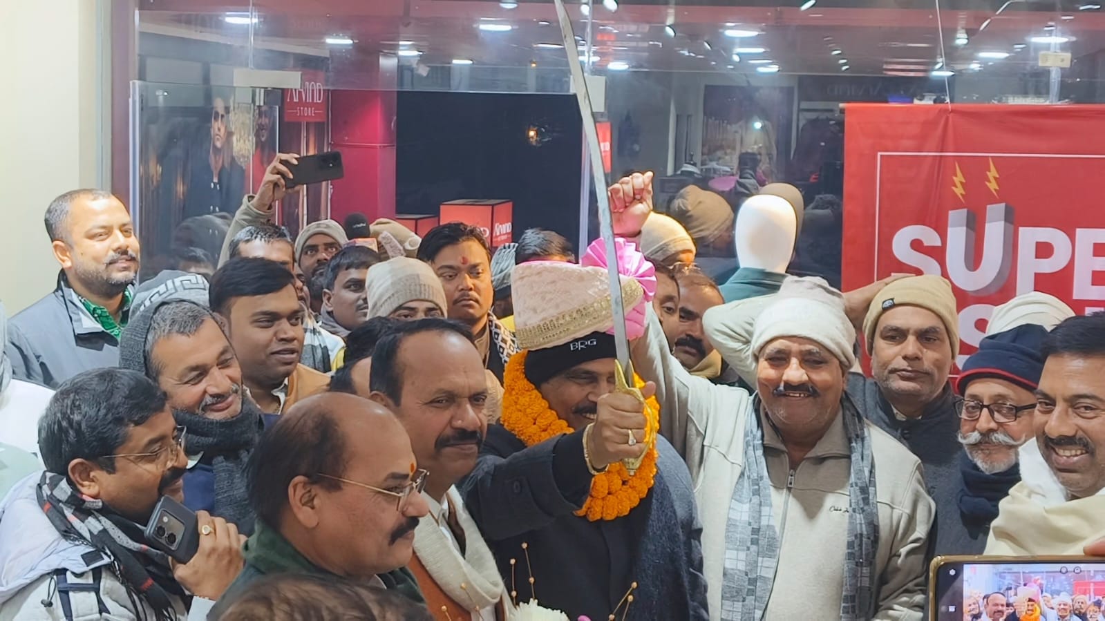तलवार के साथ आनंद मोहन