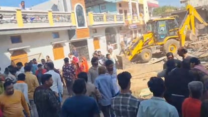 Dewas News: Situation went out of control during encroachment removal, couple set themselves on fire