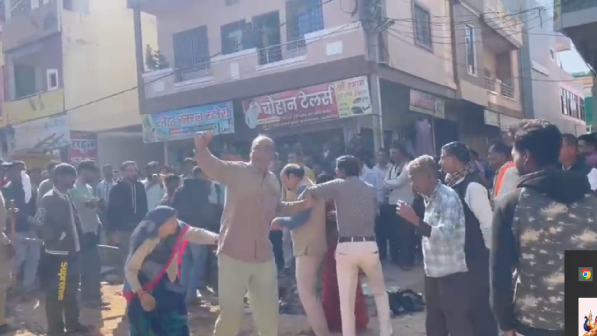 देवास के सतवास में हंगामे के बाद दंपती ने आग लगा ली।