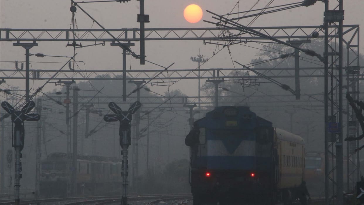 Fog affects Varanasi 10 flight cancelled and 12 trains also failed to run on time in varanasi