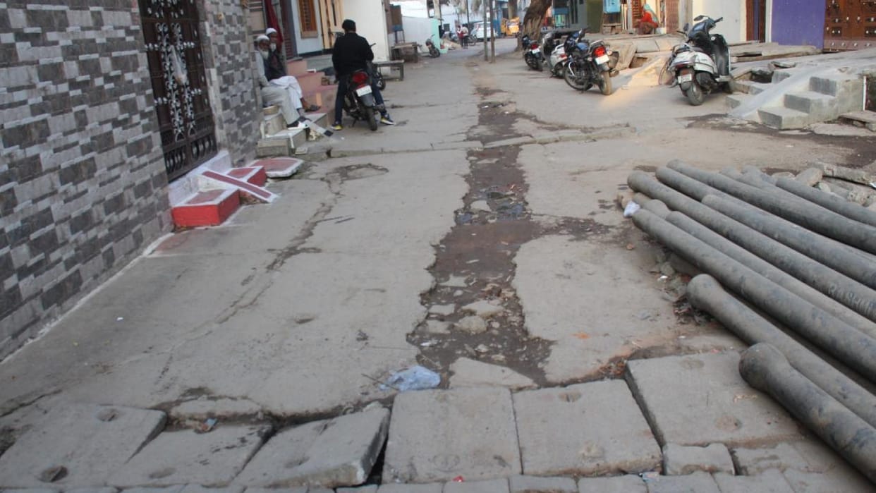 Jhansi: Municipal Corporation Ward 48...occupied for years, drains filled with filth