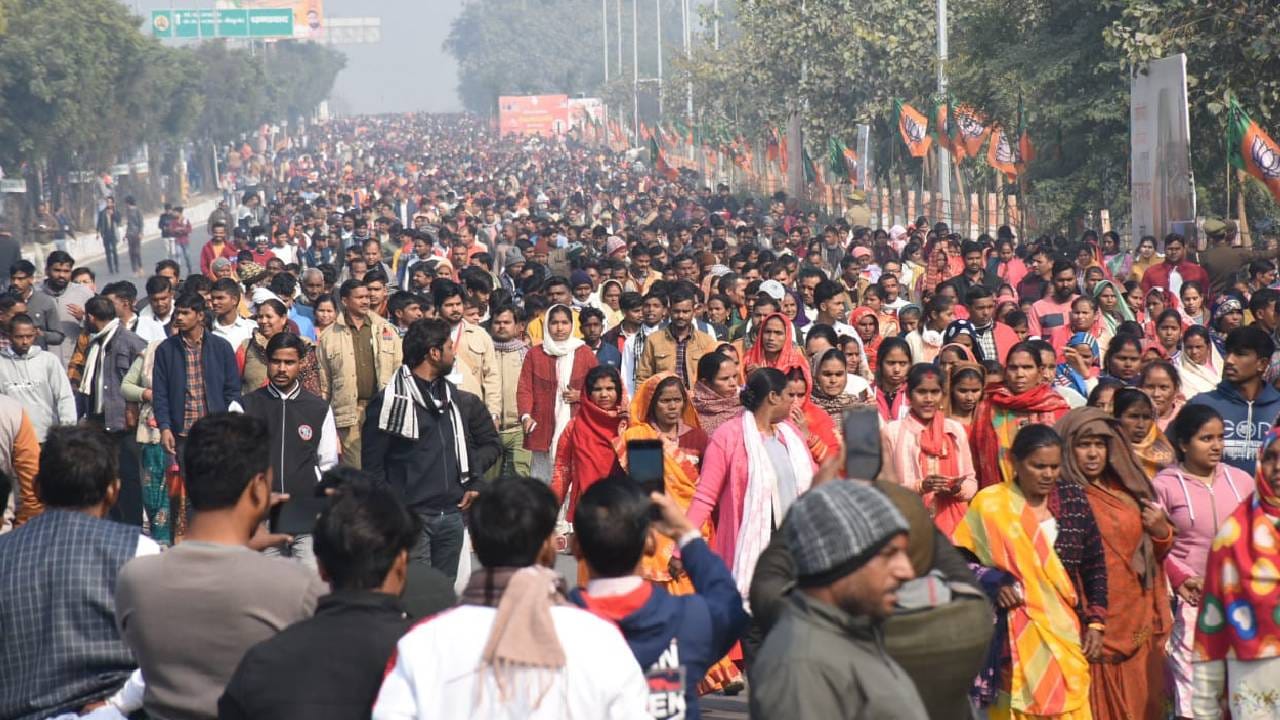 Lucknow: PM Modi to inaugurate statues; 150,000 people arrived in state-run buses, creating a massive gatherin