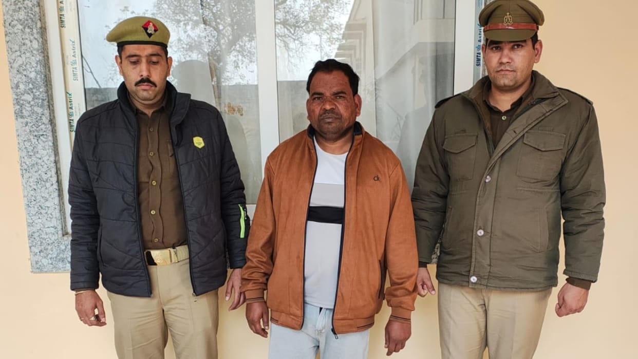 accused of threatening the inspector limped out of the lockup in Bareilly