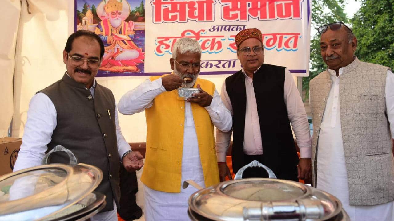 Amar Ujala Sangam: Water Resources Minister tasted green chili pickle, 'Awadhi Samaj' presented a book on Gand