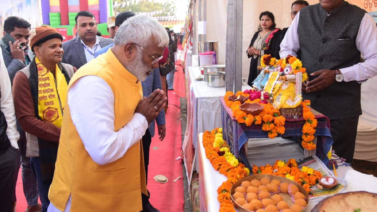 Amar Ujala Sangam: Water Resources Minister tasted green chili pickle, 'Awadhi Samaj' presented a book on Gand