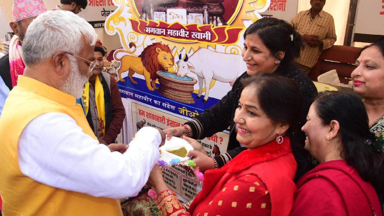 Amar Ujala Sangam: Water Resources Minister tasted green chili pickle, 'Awadhi Samaj' presented a book on Gand